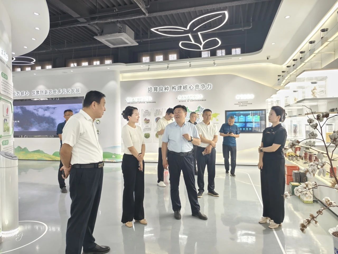 東平縣政協(xié)黨組成員、秘書(shū)長(zhǎng)范思安來(lái)山東省金春雨種業(yè)科技有限公司調(diào)研